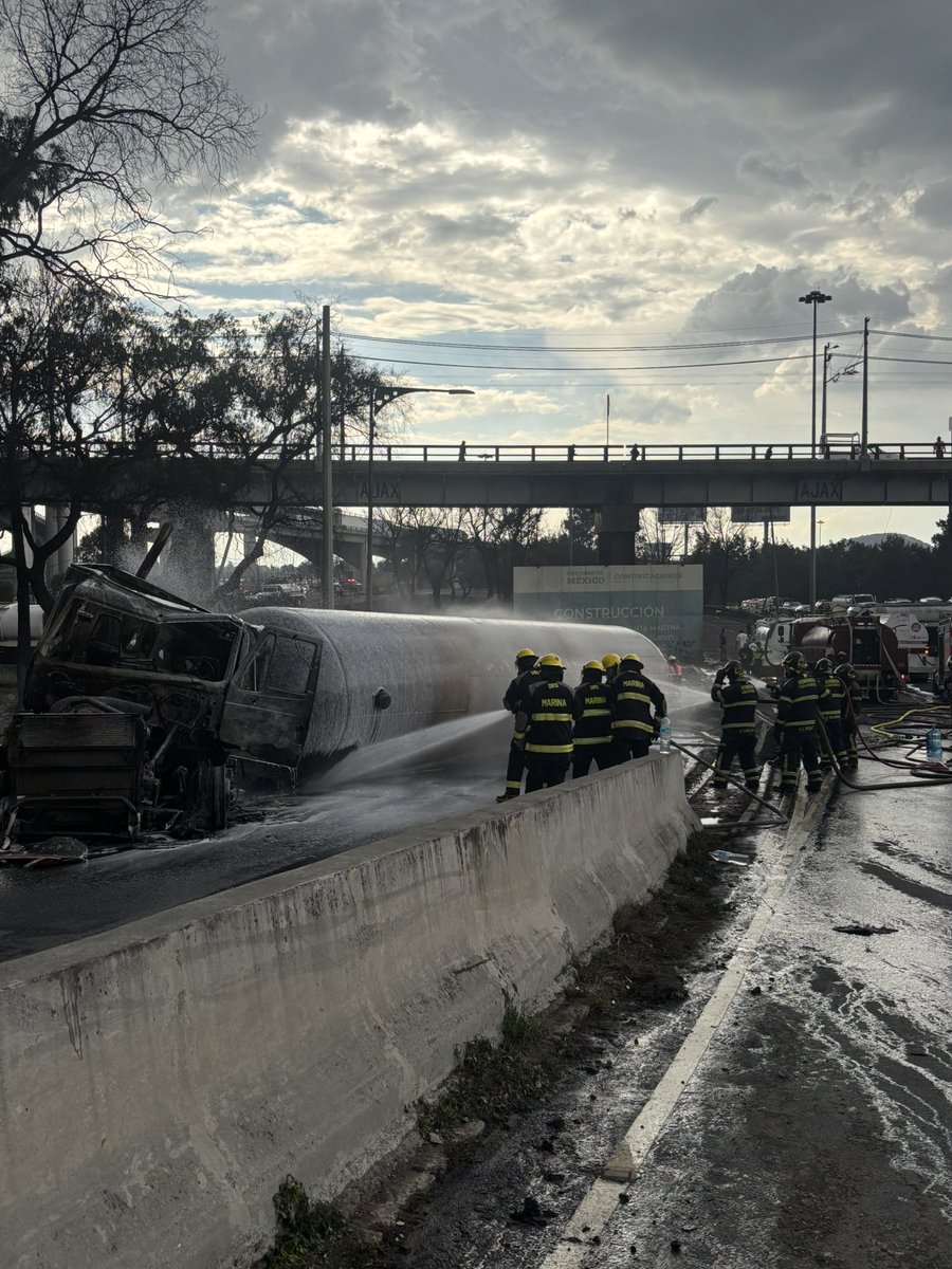 JefeVulcanoCova's tweet photo. #AlMomento informo que el fuego ha sido controlado en su totalidad. Nos  preparamos para hacer el trasiego de combustible de la pipa de gas involucrada en el incidente. https://t.co/GE5ZojQkhW