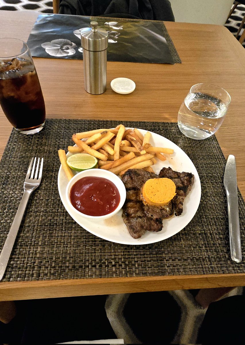 patstravelrevu's tweet image. Nice #MinuteSteak 
@Qantas #FirstClassLounge @flyLAXairport #TBIT patstravelreviews.com #airportlounge #airlineclub #airlinelounge #Airport #Qantas #travel #luxurytravel #aviation #avgeek #LAXAirport #LAX #FirstClass #patstravelreviews