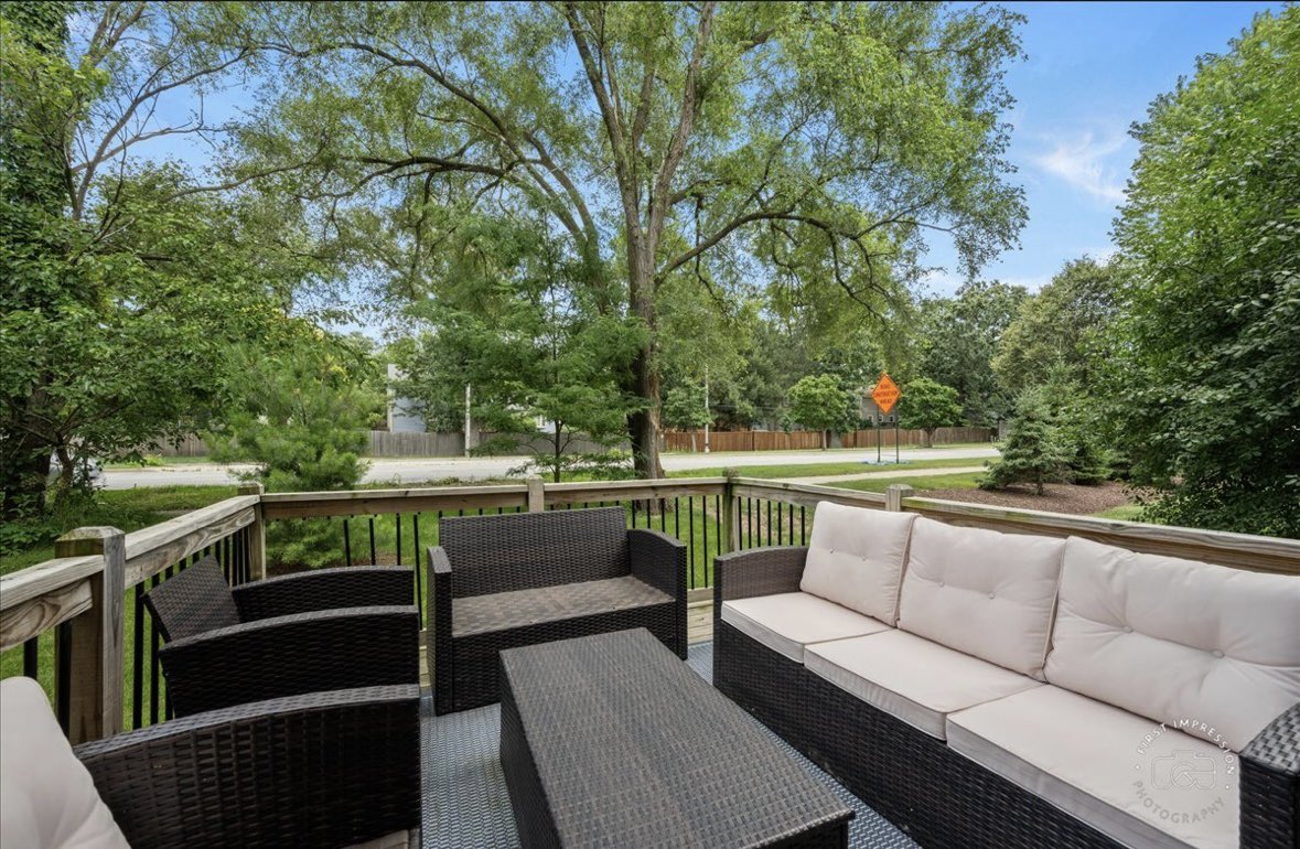 JenniferHessRE's tweet photo. Here’s what $585,000 gets you in Naperville, IL! A 3 Bed, 2.1 Bath Elegant Townhome, 2,100 sq. ft. + full unfinished basement. I had the privilege of helping this client buy this townhome just two years ago, &amp; in that short time, saw a 30% increase in value! Jen Hess 630.740.3022 https://t.co/hpHhQCQym8