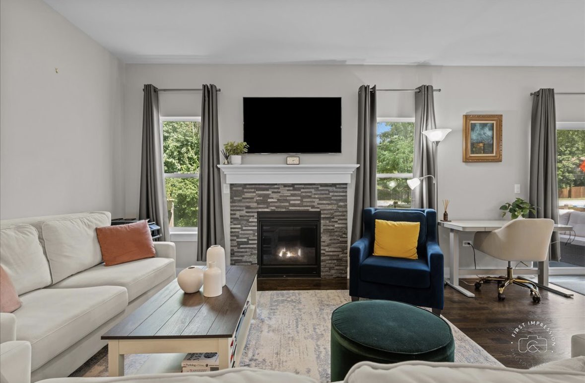 JenniferHessRE's tweet photo. Here’s what $585,000 gets you in Naperville, IL! A 3 Bed, 2.1 Bath Elegant Townhome, 2,100 sq. ft. + full unfinished basement. I had the privilege of helping this client buy this townhome just two years ago, &amp; in that short time, saw a 30% increase in value! Jen Hess 630.740.3022 https://t.co/hpHhQCQym8