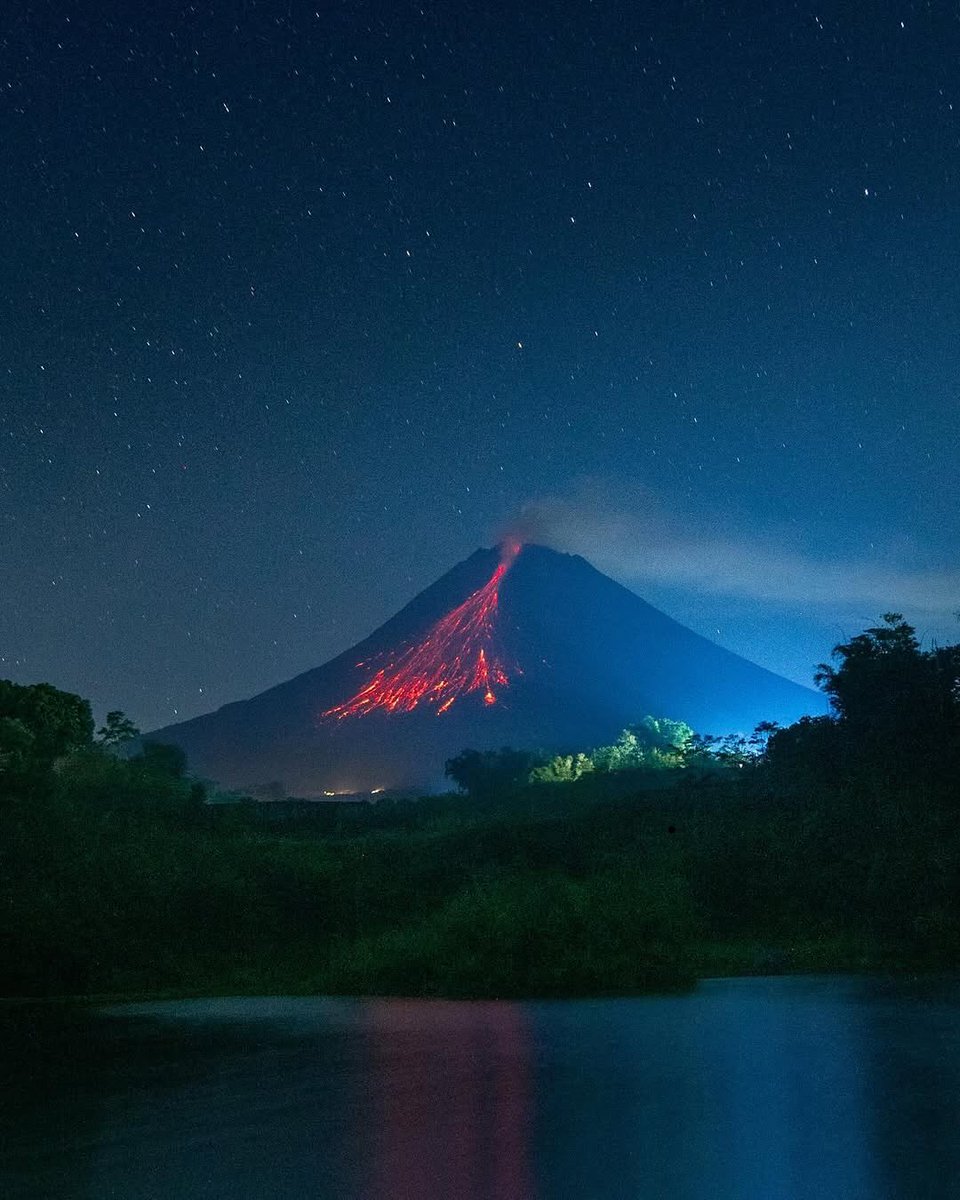 merapi_uncover's tweet image. memandang guguran lahar merapi _ _ 

(dody_hoo)