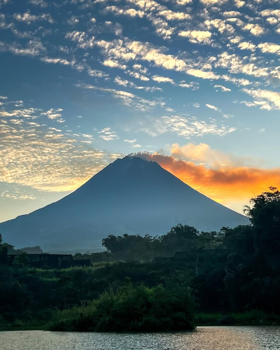 merapi_uncover's tweet image. memandang guguran lahar merapi _ _ 

(dody_hoo)