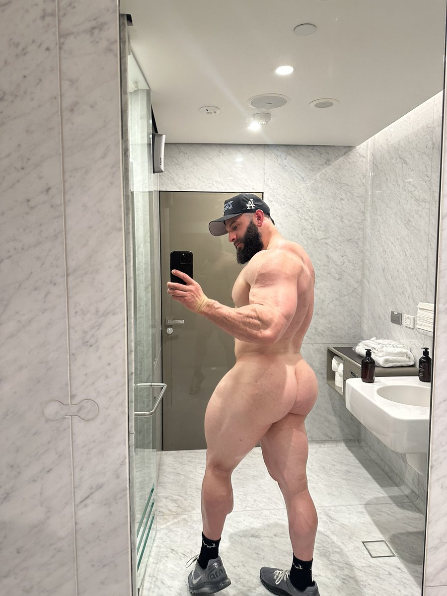 Bathroom selfies before a big flight 😎