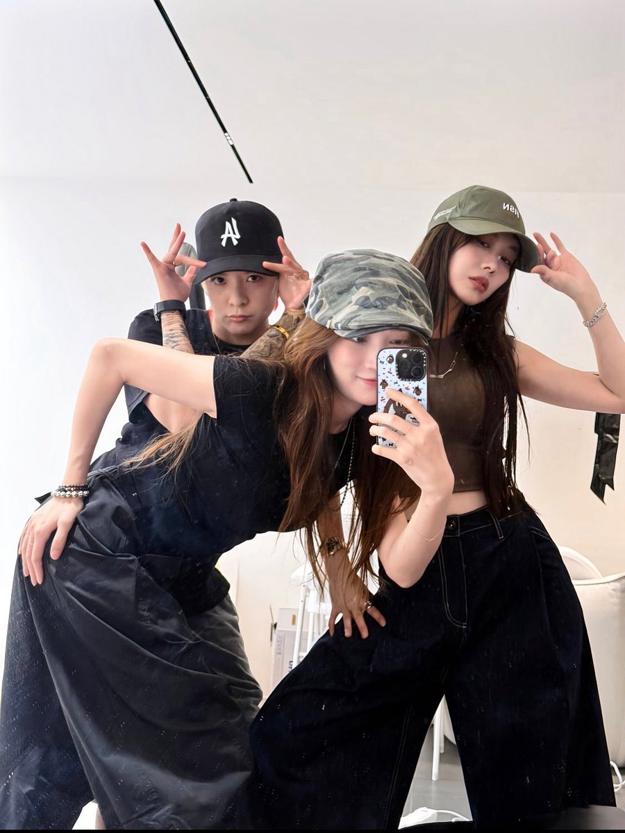 Jia, Fei and Amber Liu together 

#王霏霏 #Jia #Fei #孟佳 #Amber
