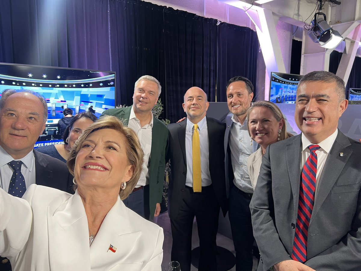 evelynmatthei's tweet image. Todo listo y muy bien acompañada para el primer debate presidencial televisado por #Chv. Nos tomamos un minuto para una #selfie junto a estos tremendos alcaldes @CarolCBown, @SachaRazmilic, @WAINRAIHGT, @imvalenzuela, @desbordes y nuestro coordinador estratégico @JuanSutilS.…