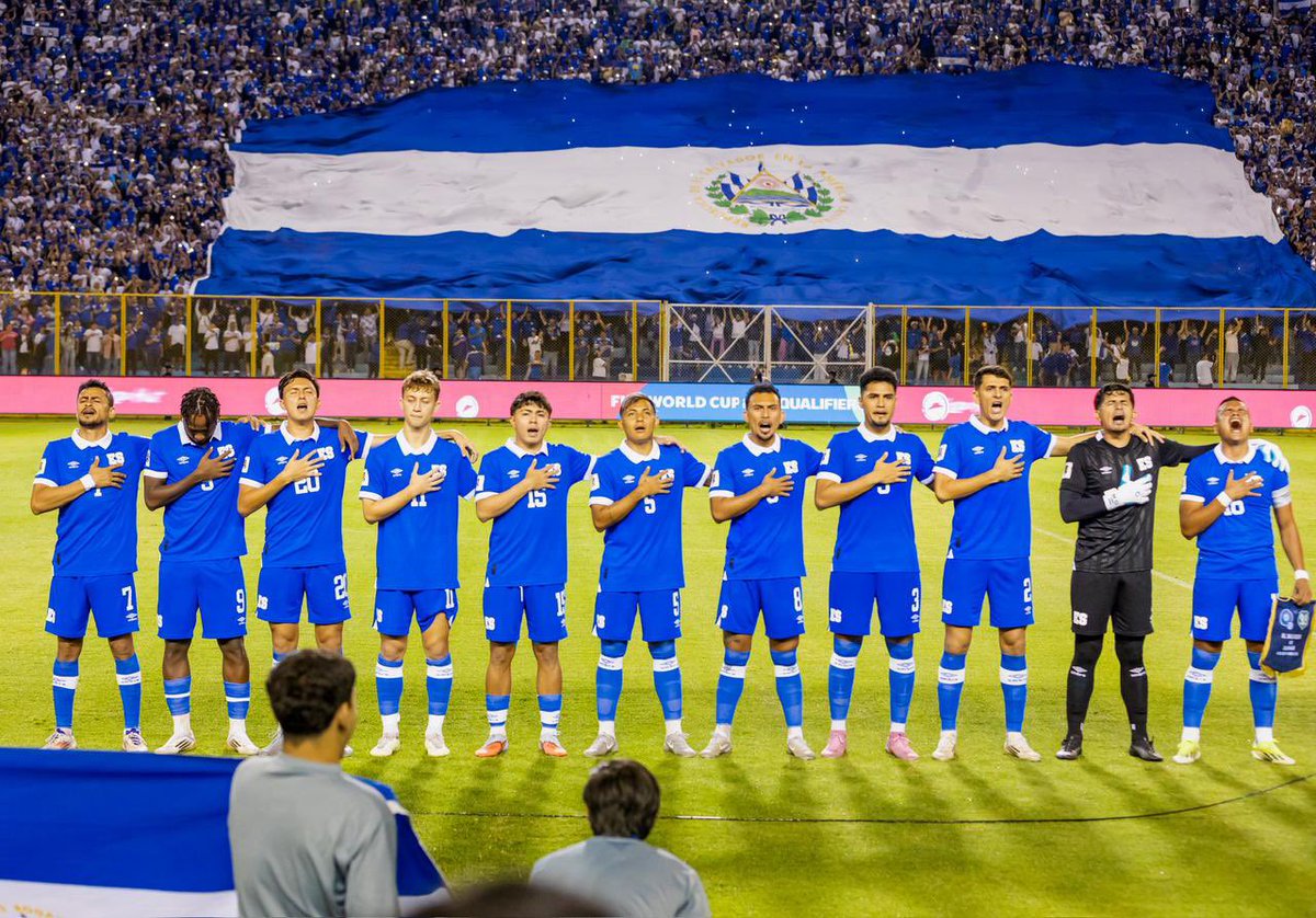 orsilva03's tweet image. La derrota ha hecho que pase desapercibida, pero qué belleza la bandera que se extendió en Sol General. 🇸🇻