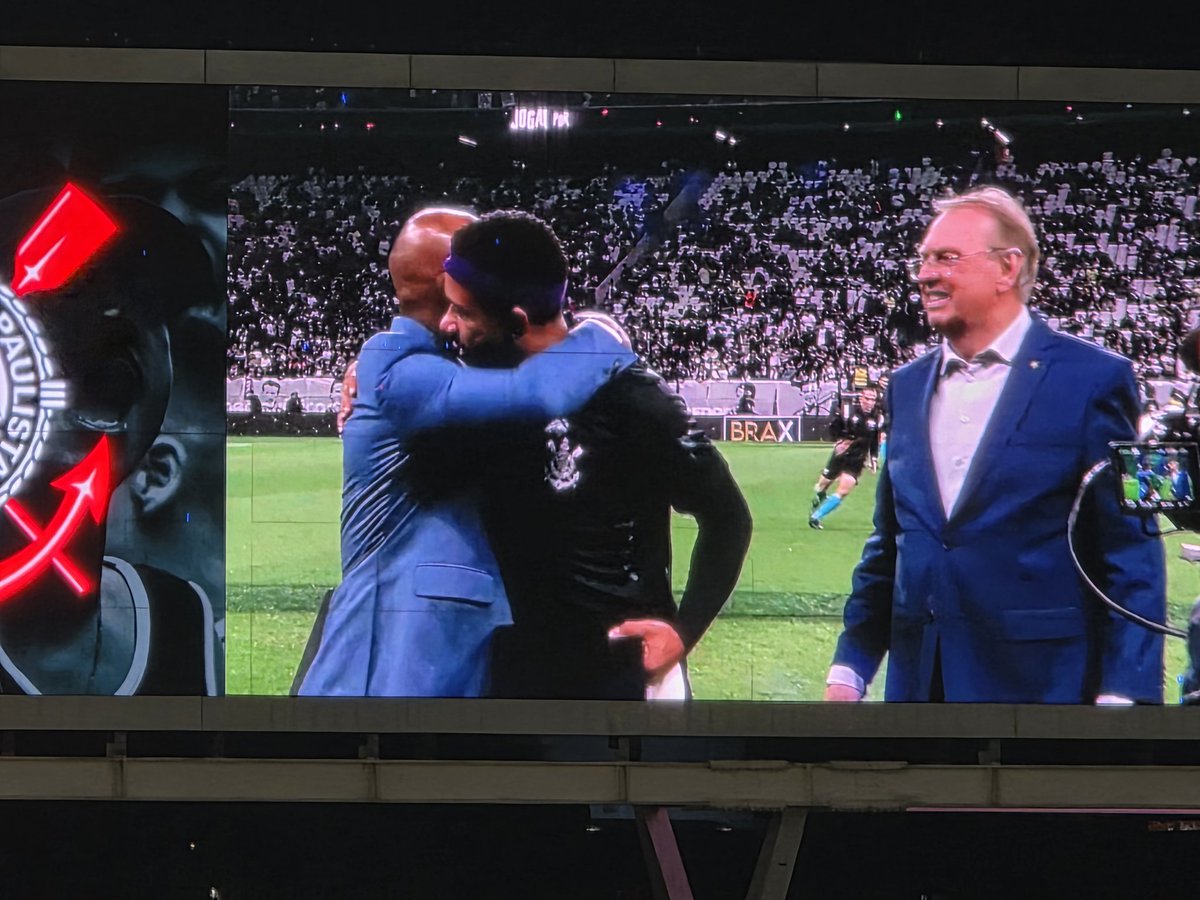Vessoni's tweet photo. HOMENAGEM!

Memphis Depay recebeu uma placa e uma camisa com o número 52, que remete à quantidade de gols pela seleção holandesa.

#Corinthians #Memphis #MemphisDepay https://t.co/kEu0icn1SS