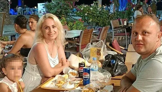 Ankara’da kadın cinayeti... 

1️⃣ Başak Gürkan Arslan (33), boşanma aşamasında olduğu eşinin babası tarafından katledildi.

2️⃣ Olay, Başak’ın 5 yaşındaki kızının gözleri önünde gerçekleşti. 

3️⃣ Tartışma sırasında kayınpeder Kudret Arslan, mutfaktan aldığı bıçakla Başak’ı