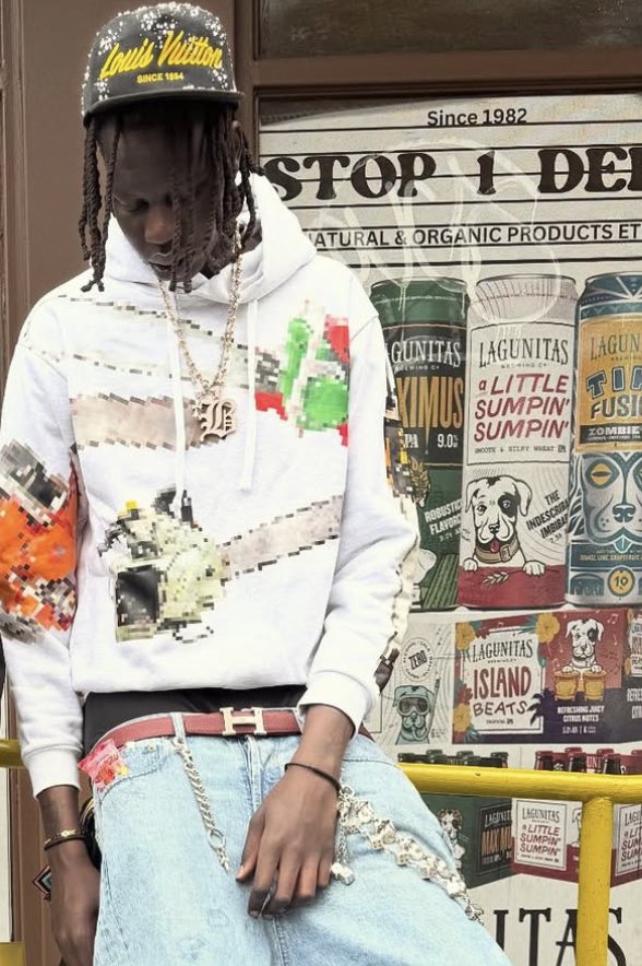 HardestFitPics's tweet photo. Bol Bol posted outside the Deli https://t.co/D9eDk9LFcw