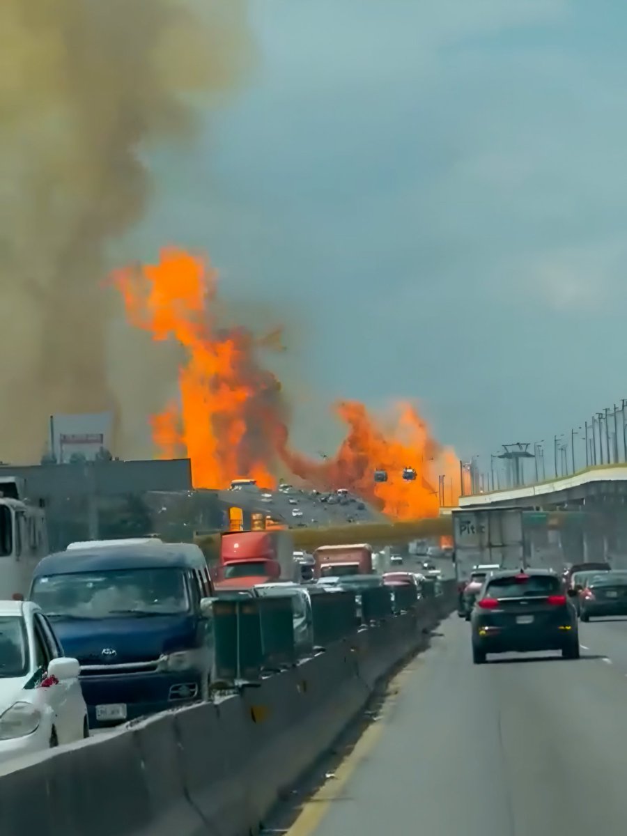 agendasetting_'s tweet image. ⚠️🚨Equipos de protección civil #bomberos y #voluntarios atienden emergencia del puente la #Concordia en la Alcaldía #Iztapalapa en la #CDMX, donde se registró la #explosión de una pipa de transporte de gas LP ¡Evite la zona! #mexico 

Más información👇👇

agendadiario.news/personas-lesio…