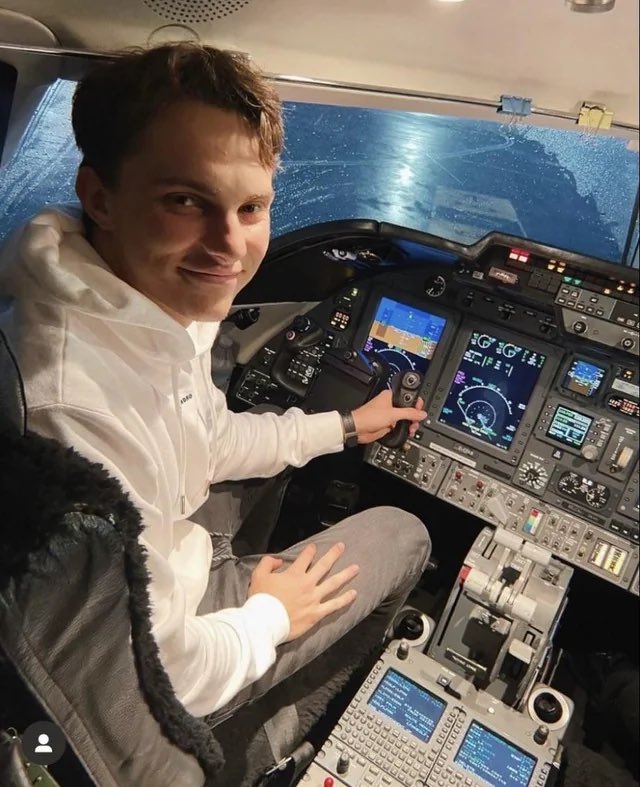 TurmadoPadoque's tweet photo. E em 11 de setembro do ano passado que o Piastri postou essa foto e depois apagou porque lembraram o que o dia significava 

Ele igual o Celso Portiolli 😂 https://t.co/VfX1dqzxSA