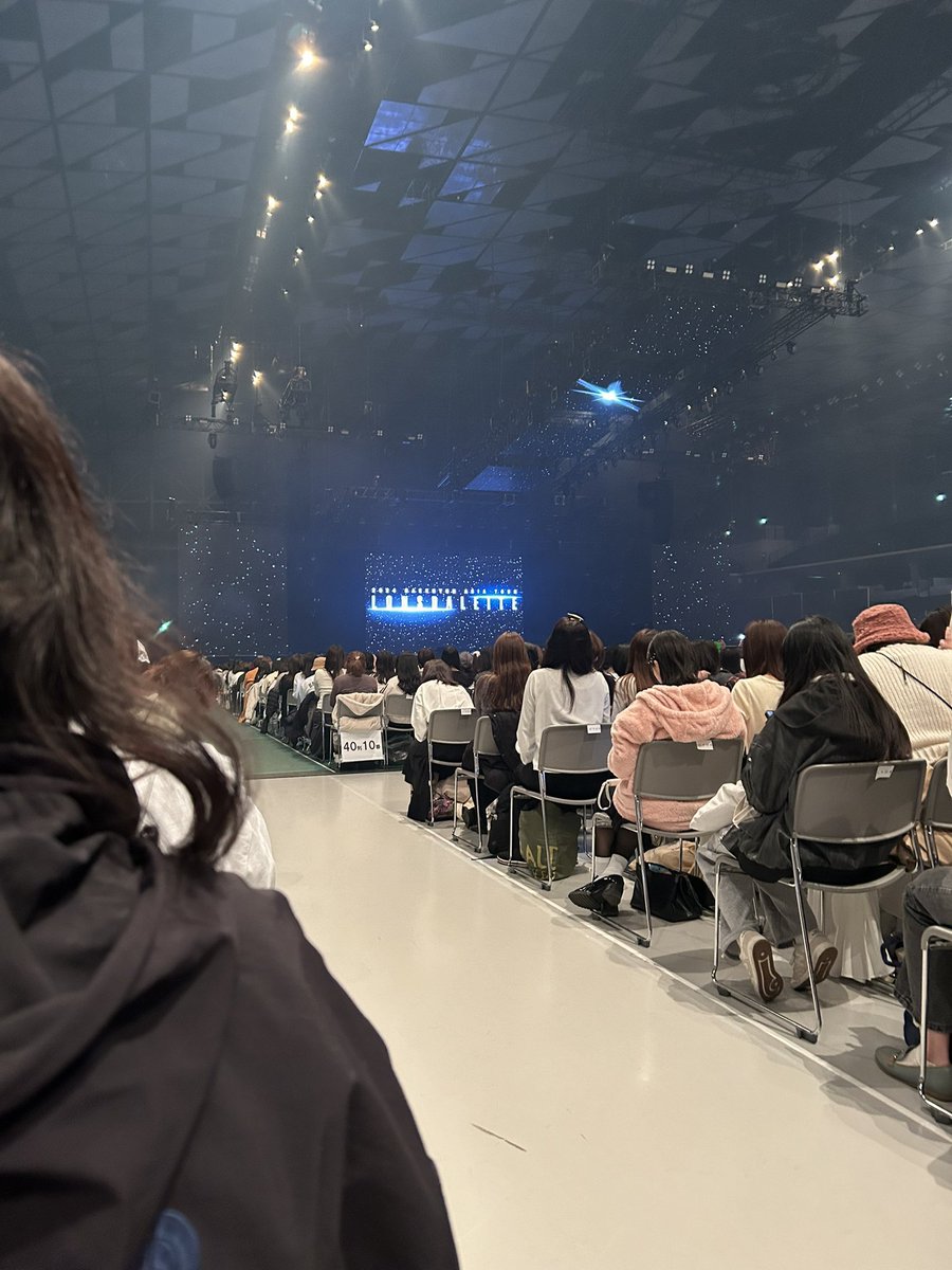saki_141420's tweet photo. キュンコンもいよいよ週末に！
去年のLonsdaleiteでの京王アリーナはこんな感じ。1枚目がアリーナ40列後方席。センステに来ればまぁ見える。2枚目以降は前方スタンド席から見た全体。VIP席がどの辺までなのか分からないけど参考までに… https://t.co/e41icQopU5