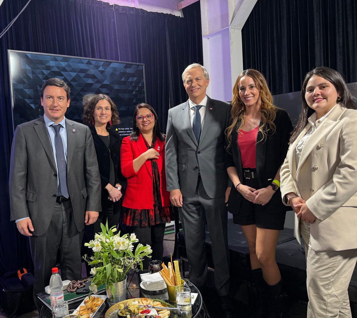 SARA CONCHA SMITH (@dipsaraconcha) on Twitter photo Ya a minutos.. aquí estamos con todo apoyando a <a href="/joseantoniokast/">José Antonio Kast Rist 👍🇨🇱</a> en este debate Presidencial.
#DebateChv #psc Ya a minutos.. aquí estamos con todo apoyando a <a href="/joseantoniokast/">José Antonio Kast Rist 👍🇨🇱</a> en este debate Presidencial.
#DebateChv #psc