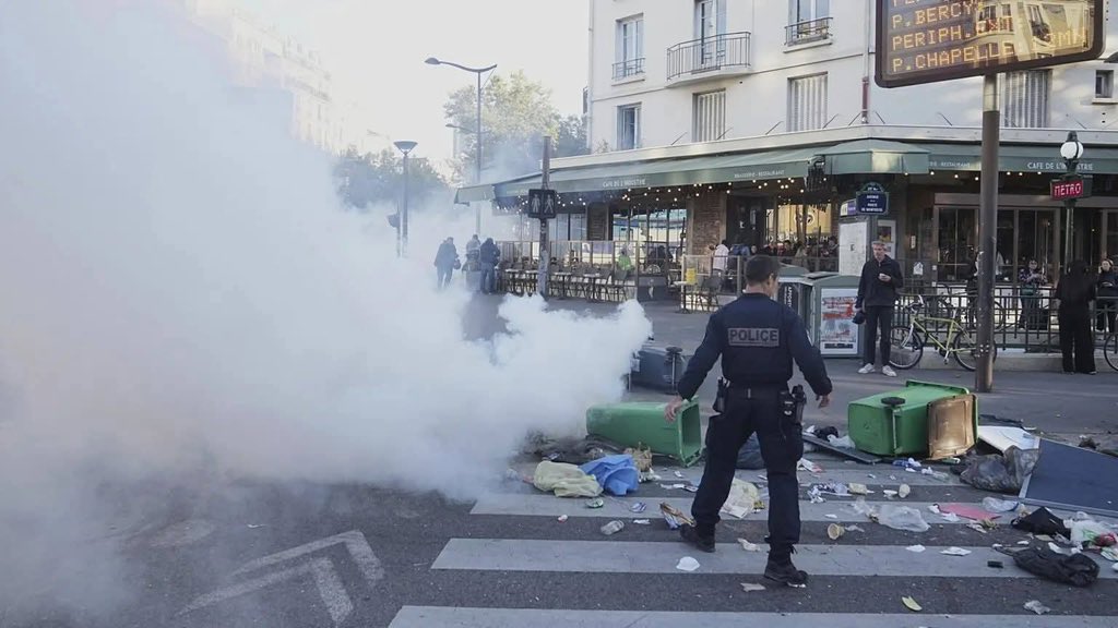 #france 🇫🇷 #Situation #politique
Tension en France : « Bloquons tout »
Plus de 200 000 manifestants 
Plus de 540 interpellations. 
« Je ne sais plus quoi écrire tellement c’est la merde », pouvons lire sur des pancartes.