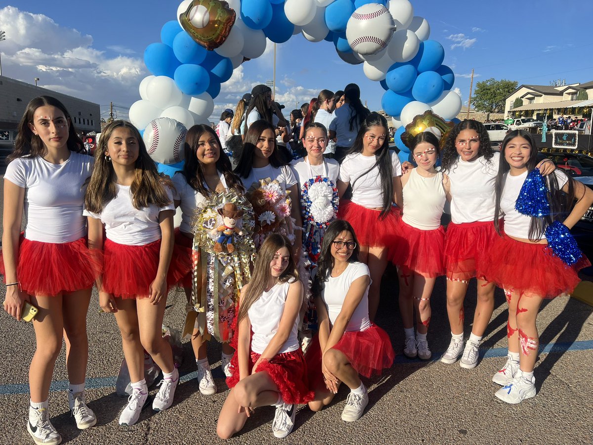 AmericasHSVB's tweet photo. Our girls are showing their Empire State of Mind this evening for the annual homecoming parade at AHS! #IgniteandElevate #6Minds1Heart @Americas_HS #Yankees https://t.co/xmb5ieamJr