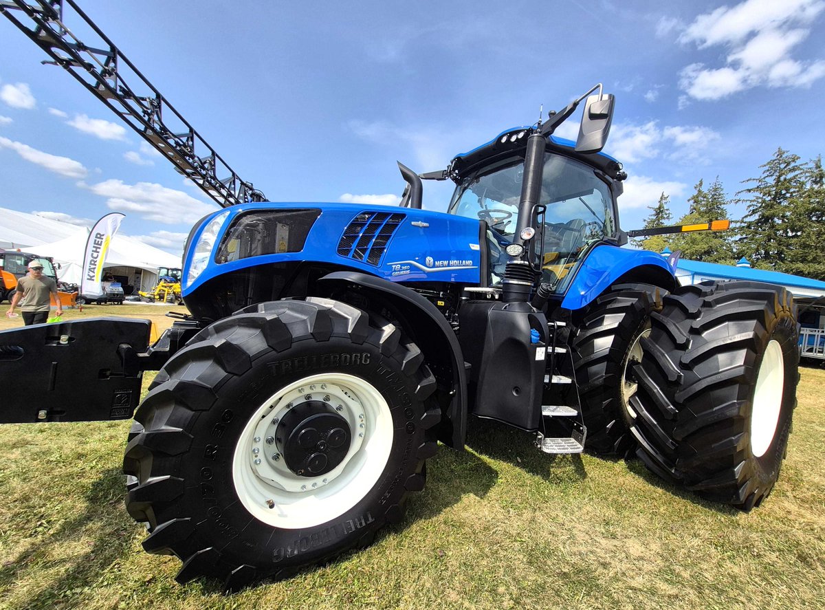 NHDlrsOntario's tweet image. Big Blue just looks a little sharper ...
Under the blue sky at Canada's @outdoorfarmshow in Woodstock.
Haven't been by yet? No worries. We've still got big Day 3 tomorrow.
See you in the morning!
#NewHollandDealers #WoodstockFarmShow #COFS25 #OntAg