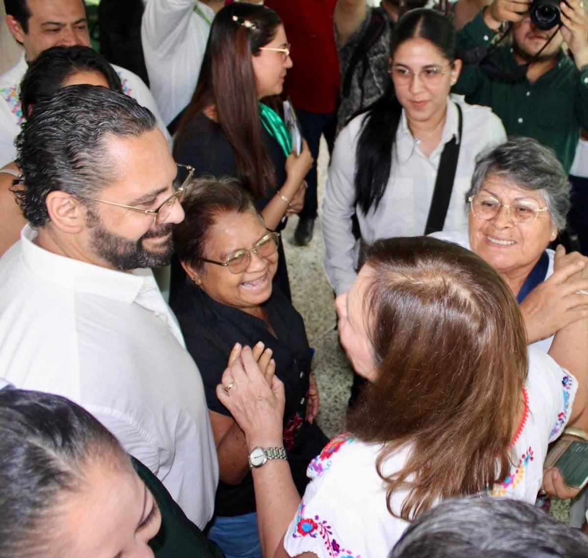 Acompañé a la Gobernadora <a href="/rocionahle/">Rocío Nahle</a> y al Director del IMSS a recorrer el Hospital Gral de Zona No.36 de Coatzacoalcos.
Se rehabilitarán sistemas de aire acondicionado y se construirán espacios para ampliar capacidad de visita de familiares de los derecho-habientes internados.
