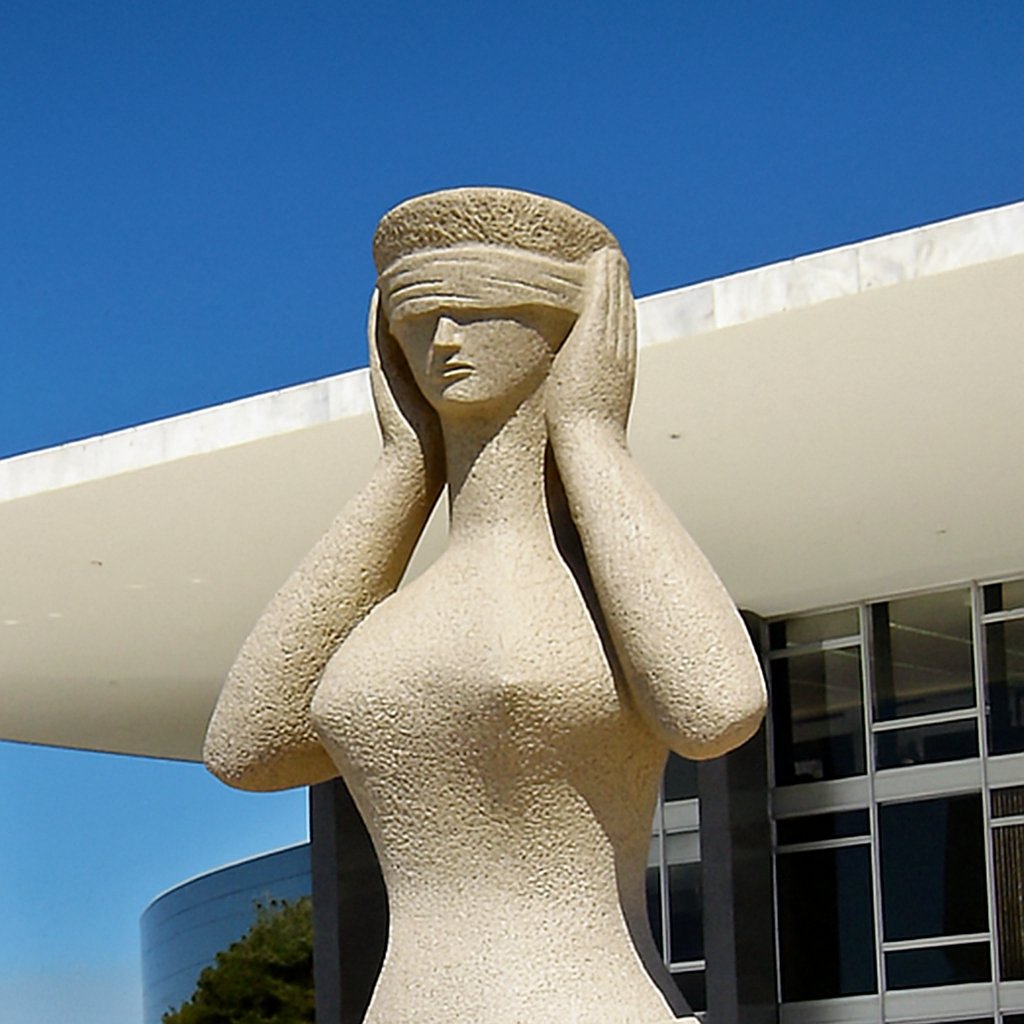 daniduncan's tweet photo. a estátua da justiça do stf já tá assim https://t.co/ZsPIVUU2cN