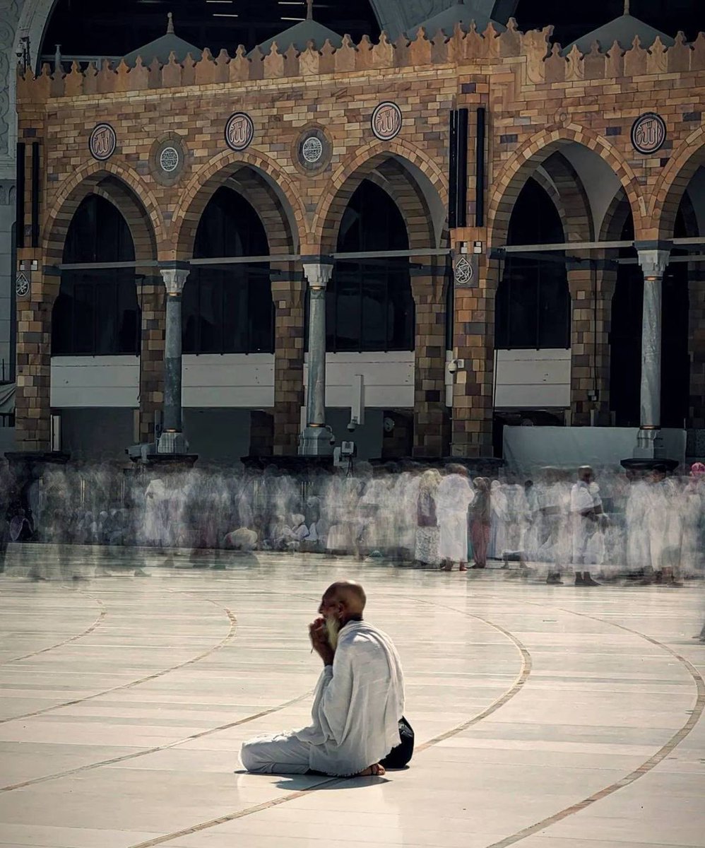 "لا ترتَجي مِن عبـادِ الله مسألةً 
فالعبدُ عبدٌ وربُّ العبدِ مَن يَهَبُ."