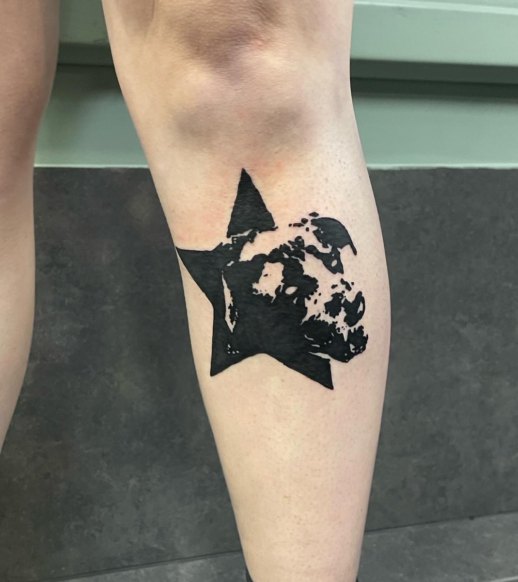 fragile_machine's tweet image. Blackwork tattoos are so fun to make and they look very cool 😎 from my flash