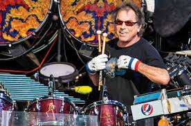 RockOthers's tweet photo. #AlmanaccoRock #MickeyHart 
by @boomerhill1968 
L’11 settembre del 1943 nasce Michael “Mickey” Steven Hartman, in breve Mickey Hart, batterista e percussionista americano noto per essere stato membro dei Grateful Dead dal 1967 al 1971 e poi dal 1974 sino all’ultimo concerto della band nel 1975