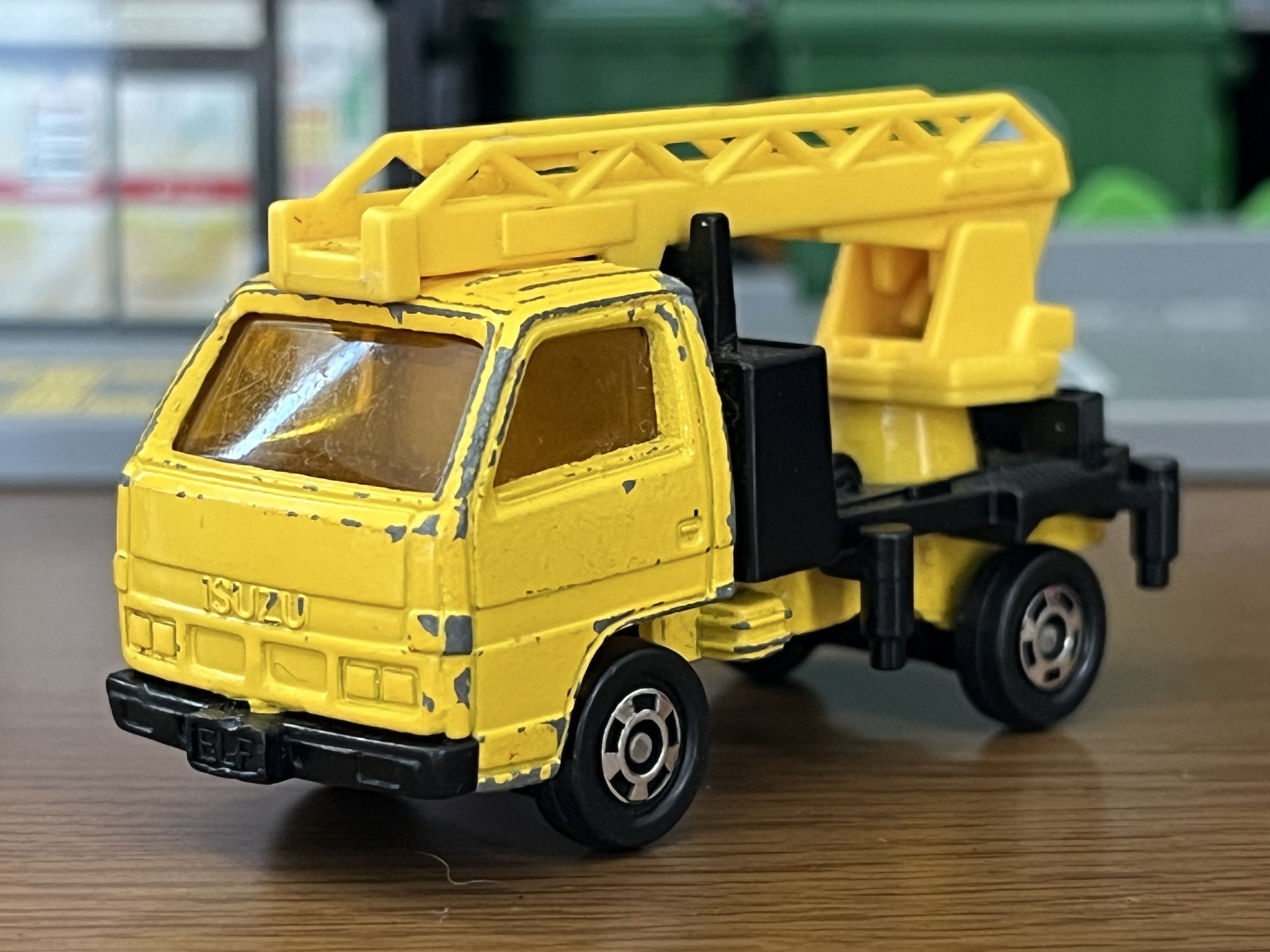 トミカ（日本製） いすゞ エルフ スカイマスター Amazon.co.jp: 黒箱 トミカ 49 いすゞ エルフ ハイルーフ ISUZU