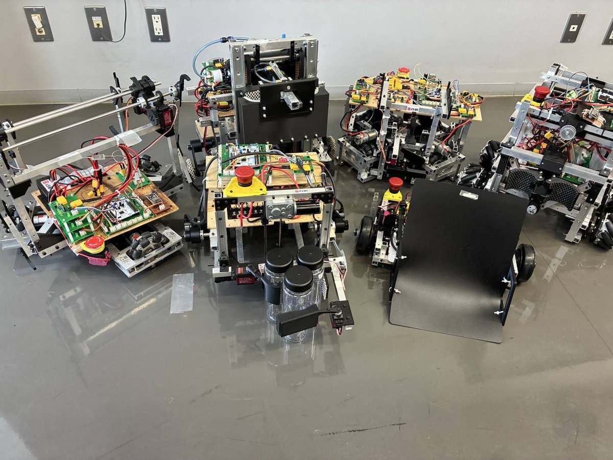 CIT_Robocon's tweet image. 先日F3RC2025が終了いたしました!
残念ながら予選敗退という結果になりましたが、今大会での経験を活かし今後も活動をしていきたいと思います。
交流会や試合を通じて様々なチームの方々と有意義な時間を過ごすことができました!
みなさまありがとうございました!
#F3RC2025
#F3RC
#ロボコン