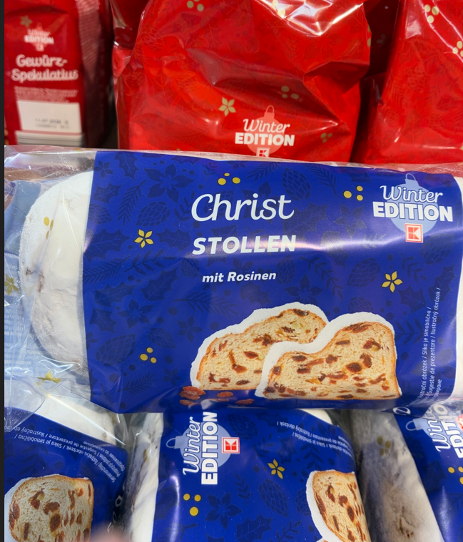 Wie wir hier sehen: Der Verkauf von Weihnachtsgebäck hat begonnen. Aber wenn man das jetzt schon anbietet, sollte man es wenigstens richtig schreiben. Das Wort Christstollen schreibt man zusammen (oder mit Bindestrich). Doch die Komposita Getrenntschreibung wird immer populärer.