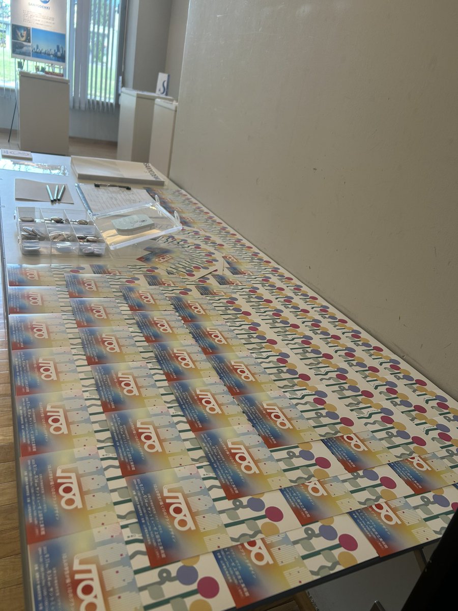 こんにちは！
長野大学　増成デザイン研究会です！

「√100」開催中です！！！！

写真は展示の一部です！

ぜひお越しください✨

#長野大学
#増成デザイン研究会
#上田市立美術館