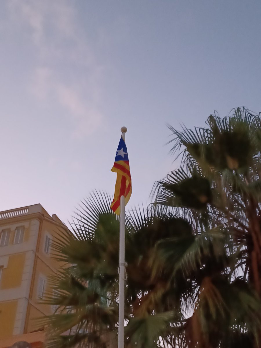 L'estelada ja oneja a #Tiana

El <a href="/parlamentcat/">Parlament de Catalunya</a> reconeix l’estelada com a símbol que representa un anhel i una reivindicació democràtica, legítima, legal i no violenta.

(Resolució 497/X del Parlament de Catalunya)

#MésMotiusQueMai
<a href="/assemblea/">Assemblea Nacional Catalana</a>
<a href="/omnium/">Òmnium Cultural</a>