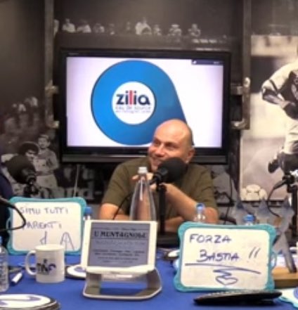 #Minenfootu ⚽️💙
<a href="/LucianiBible/">Anthony Luciani</a> 🎙️
« C’est l’histoire d’un mec qui vit à NEW YORK dans un building au 200eme étage et il se jette du balcon, au 53 étage , il se dit jusqu’ici tout va bien … »

🎥 Saison XIII MNF épisode 1 :

▶️ youtube.com/watch?v=QmCcL9…