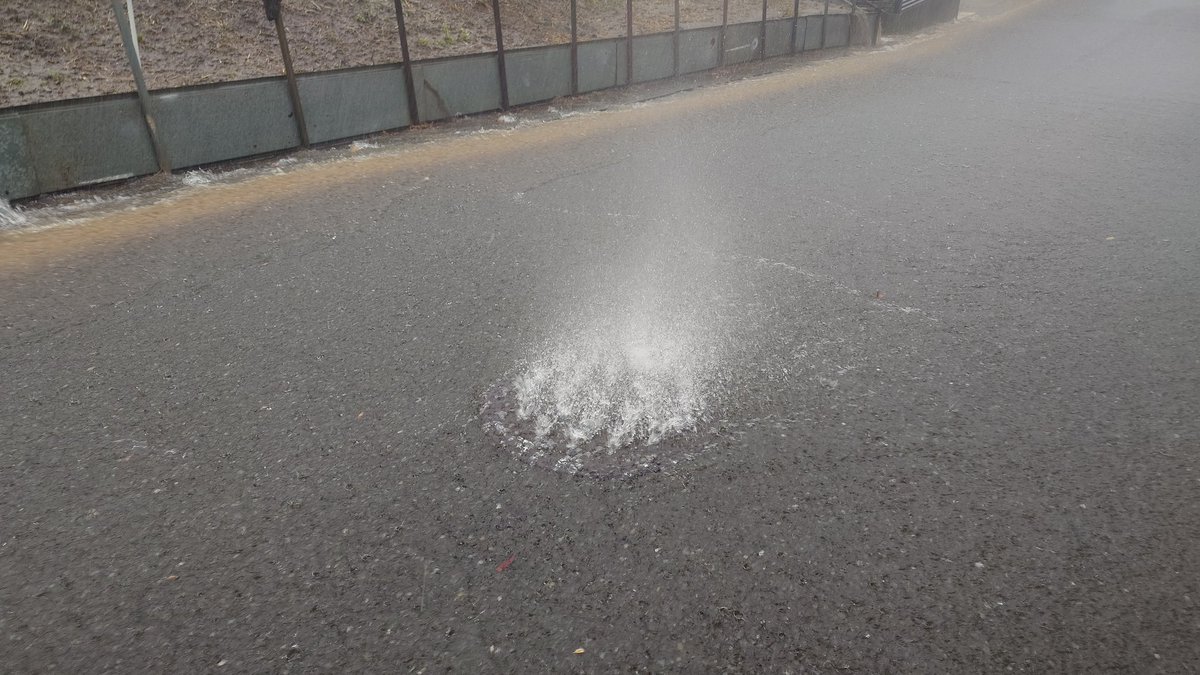 さっきの雨は凄かったわー
（迷彩ポンチョ着て外に出ちゃう人）