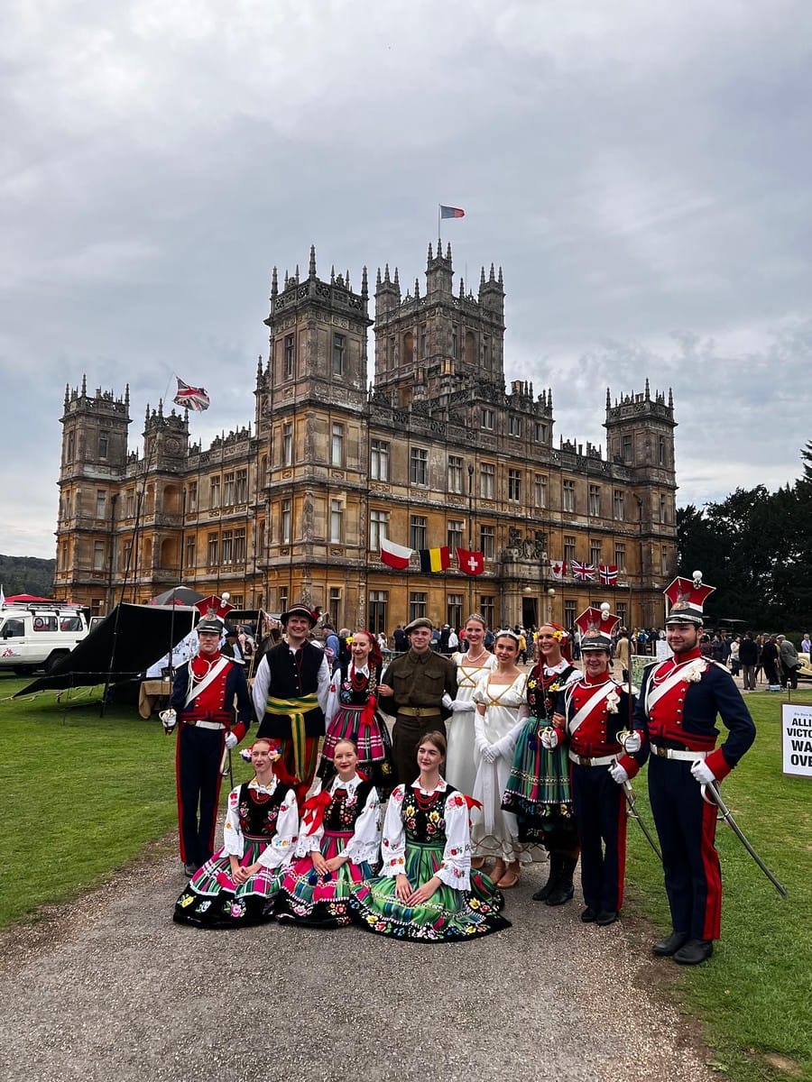 🇬🇧🇵🇱 W niedzielę, 7 września 2025, na zaproszenie Lady Carnarvon mieliśmy zaszczyt uczestniczyć w wyjątkowym wydarzeniu w <a href="/HighclereCastle/">Highclere Castle</a>   – „A Weekend to Remember”.

Uroczystość, zorganizowana przez Lady i Lorda Carnarvon, upamiętniała 80. rocznicę zakończenia II wojny