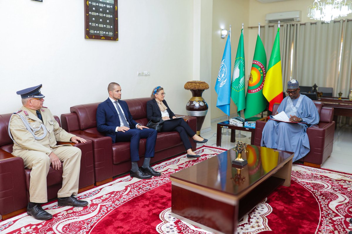 Son Excellence Monsieur Abdoulaye DIOP, Ministre des Affaires étrangères et de la Coopération internationale, a successivement reçu, ce mercredi 10 septembre 2025, Son Excellence le Général Ansoumane CAMARA dit Baffoé, Ambassadeur désigné de la République de Guinée et Son