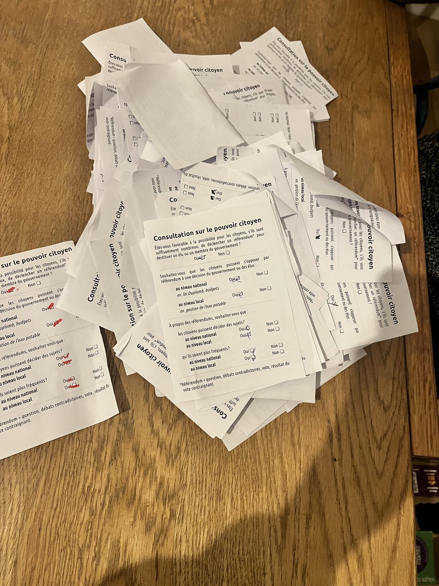 RICC14252619's tweet image. Munis de notre brouette RICC14 et @PortailMunDem discussion avec les citoyens du RICC pour changer le système ! 269 votants et des discussions avec les citoyens, des médias, des élus ! Nous vous donnons rdv samedi 13 à 14h 1 keys and co presqu’île pour un atelier constituant.