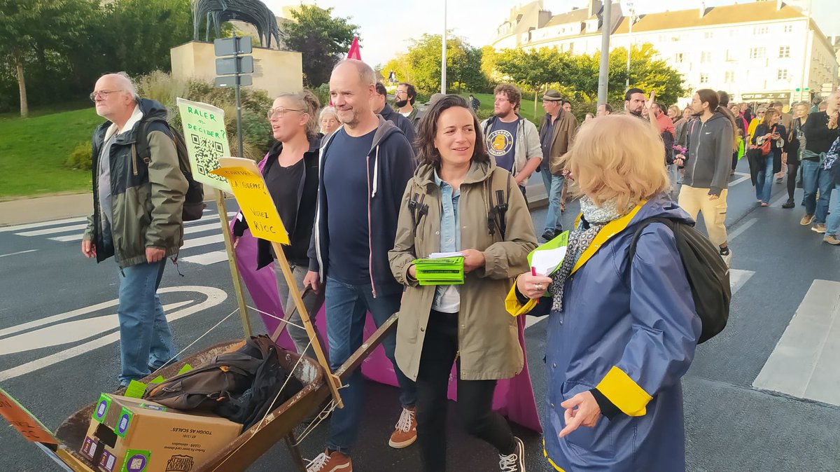 RICC14252619's tweet image. Munis de notre brouette RICC14 et @PortailMunDem discussion avec les citoyens du RICC pour changer le système ! 269 votants et des discussions avec les citoyens, des médias, des élus ! Nous vous donnons rdv samedi 13 à 14h 1 keys and co presqu’île pour un atelier constituant.