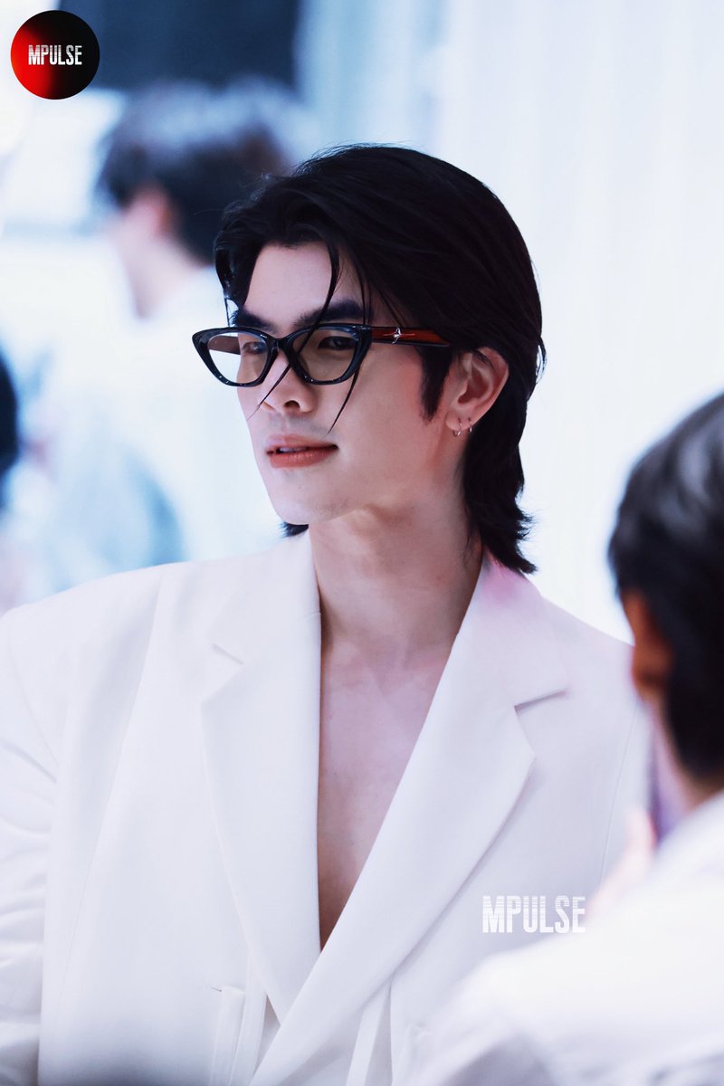 mpulsemileapost's tweet photo. 𝟐𝟎𝟐𝟓𝟎𝟗𝟏𝟎
🕶️✨🤘🏻𝐃𝐚𝐝𝐝𝐲

#MILExGENTLEMONSTER
#GENTLEMONSTER #GENTLEMONSTER_BOLDCOLLECTION

@milephakphum #MilePhakphum https://t.co/KYyULdvvA3