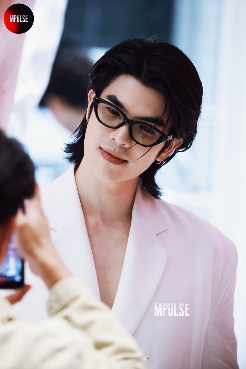 mpulsemileapost's tweet photo. 𝟐𝟎𝟐𝟓𝟎𝟗𝟏𝟎
🕶️✨🤘🏻𝐃𝐚𝐝𝐝𝐲

#MILExGENTLEMONSTER
#GENTLEMONSTER #GENTLEMONSTER_BOLDCOLLECTION

@milephakphum #MilePhakphum https://t.co/KYyULdvvA3