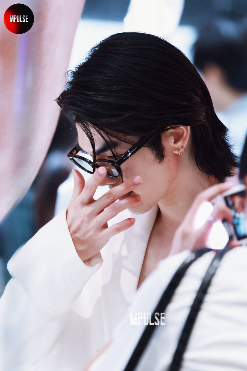 mpulsemileapost's tweet photo. 𝟐𝟎𝟐𝟓𝟎𝟗𝟏𝟎
🕶️✨🤘🏻𝐃𝐚𝐝𝐝𝐲

#MILExGENTLEMONSTER
#GENTLEMONSTER #GENTLEMONSTER_BOLDCOLLECTION

@milephakphum #MilePhakphum https://t.co/KYyULdvvA3