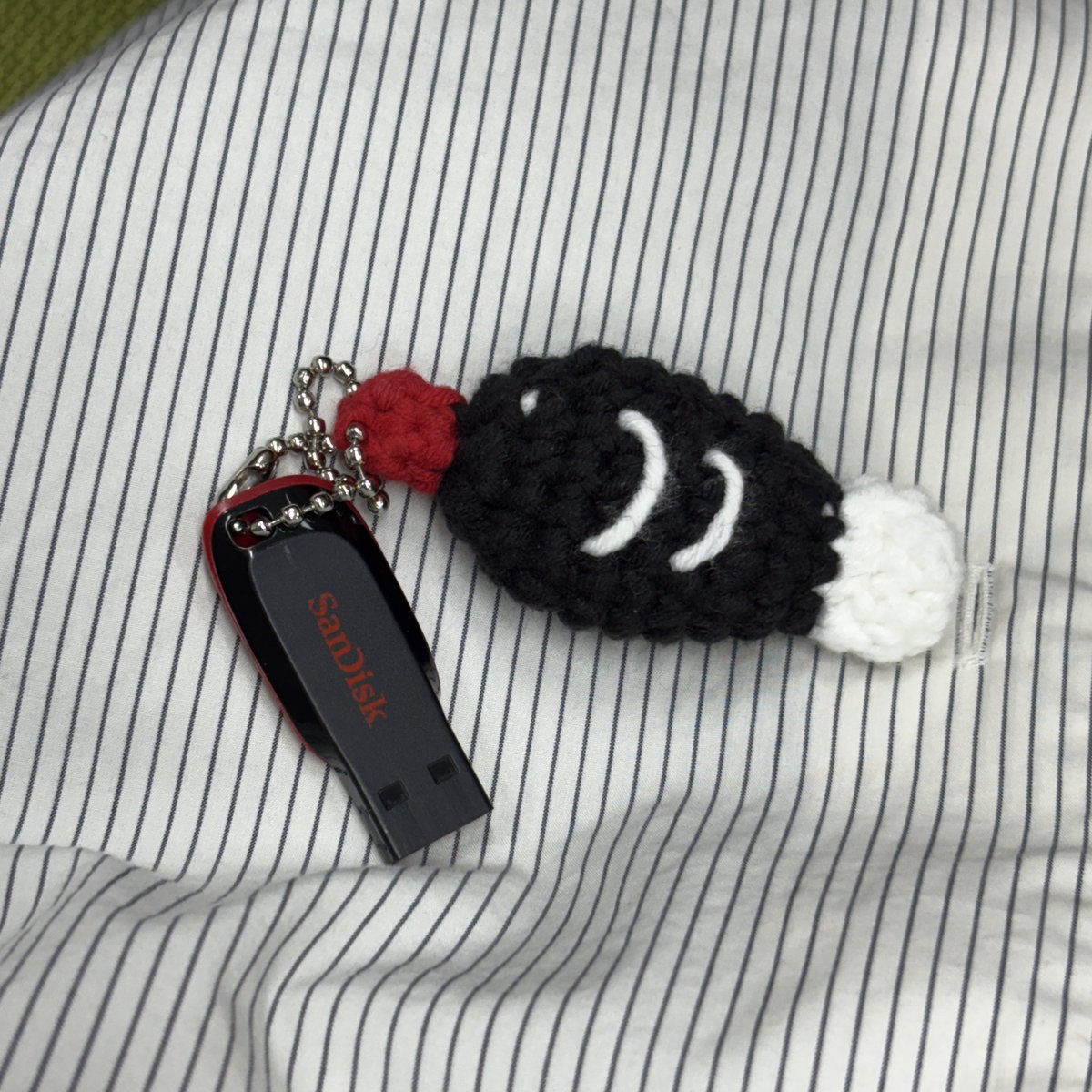 usb랑 깔맞춤한 간장물고기🖤❤️