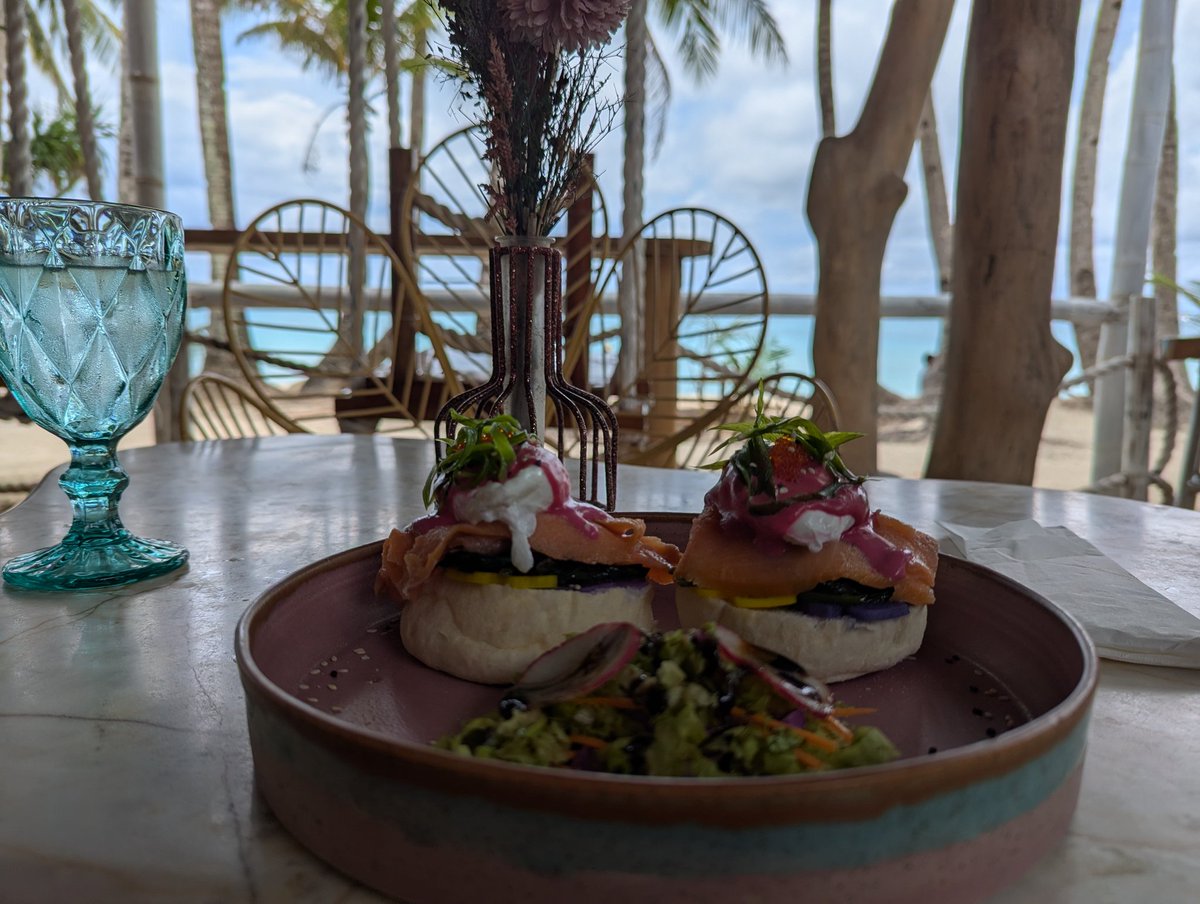 Way to ruin eggs benedict - big white untoasted muffin 👌🏼 
All too common 🤷🏼‍♀️