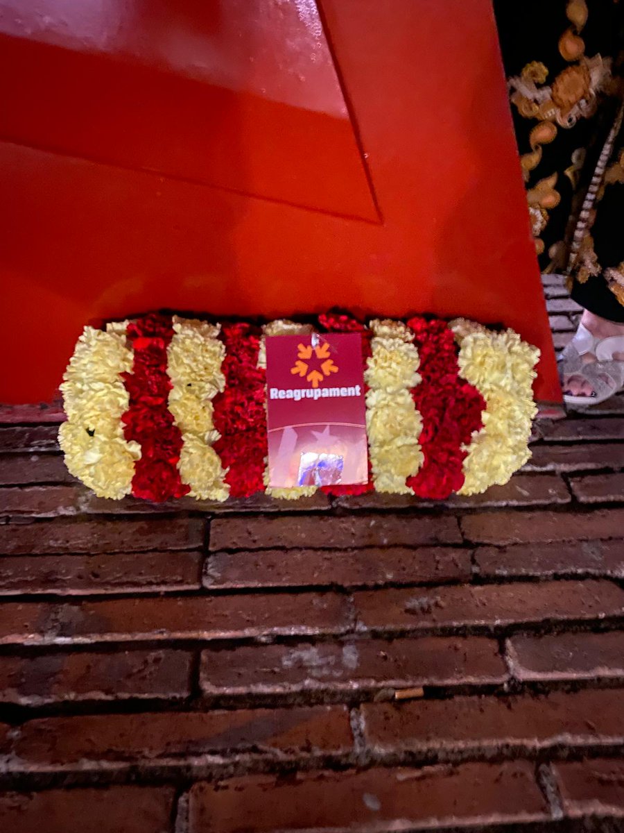 Reagrupament's tweet photo. "Al fossar de les moreres no s'hi enterra cap traïdor " i nosaltres, com cada any, homenatgem els patriotes caiguts.

#HiSom
#NoDefallim https://t.co/Y3SIzw1WVd