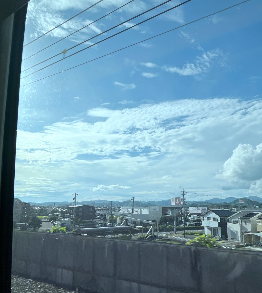 新幹線の外は青空

友人が教えてくれたけど
出発20〜30分遅れてたら
止まってたっぽい🚄

ひぃ💦

東京はめっちゃ悪天候だそうで
私が去ると天気が崩れるの
ヌー風くん台湾、ヌー札幌思い出す😂

ユニバの天気も何とかしたいが怪しいなぁ💦