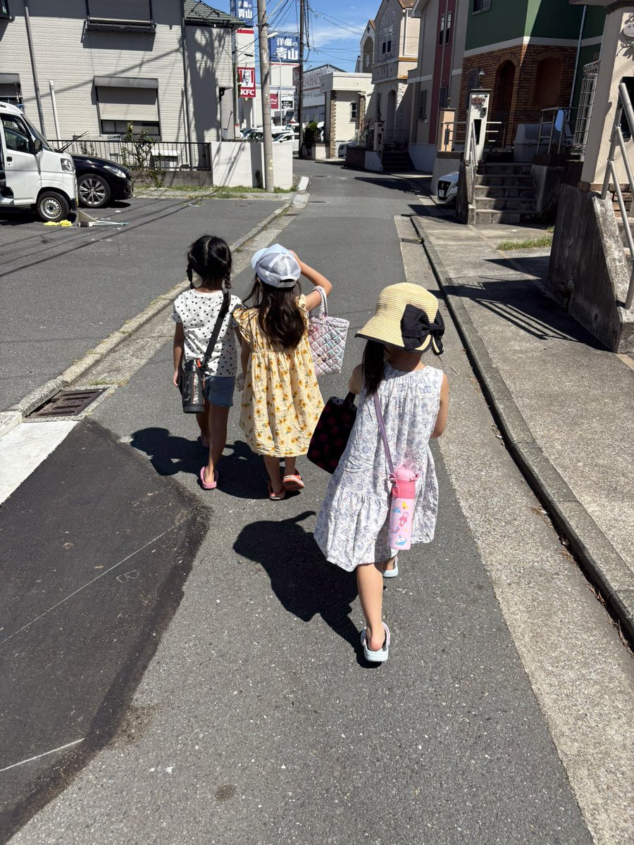 asa_fss's tweet photo. 女三人寄れば姦しいとは良く言ったもので。。。
ご飯の席やら遊ぶ順番やらテレビを観る位置など全部モメるから「いい加減仲良くしなさい」と言ったら声を揃えて「え？仲良しだよ」ってさ。
小さくても女性なんですね、オッサンが口を挟んですんません。。。 https://t.co/AsfyUXN2wB