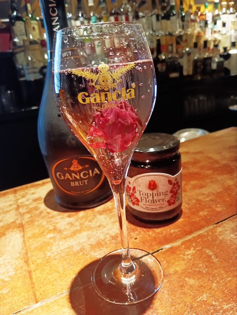 ★トッピング フラワー 🌹
グラスにハイビスカスのがくをドロップ♪
リーズナルなシャンパンが途端にバエます♫
着色料や香料など人口添加物を一切加えず
ハイビスカスそのままの色と香り♪
お楽しみ下さい!!