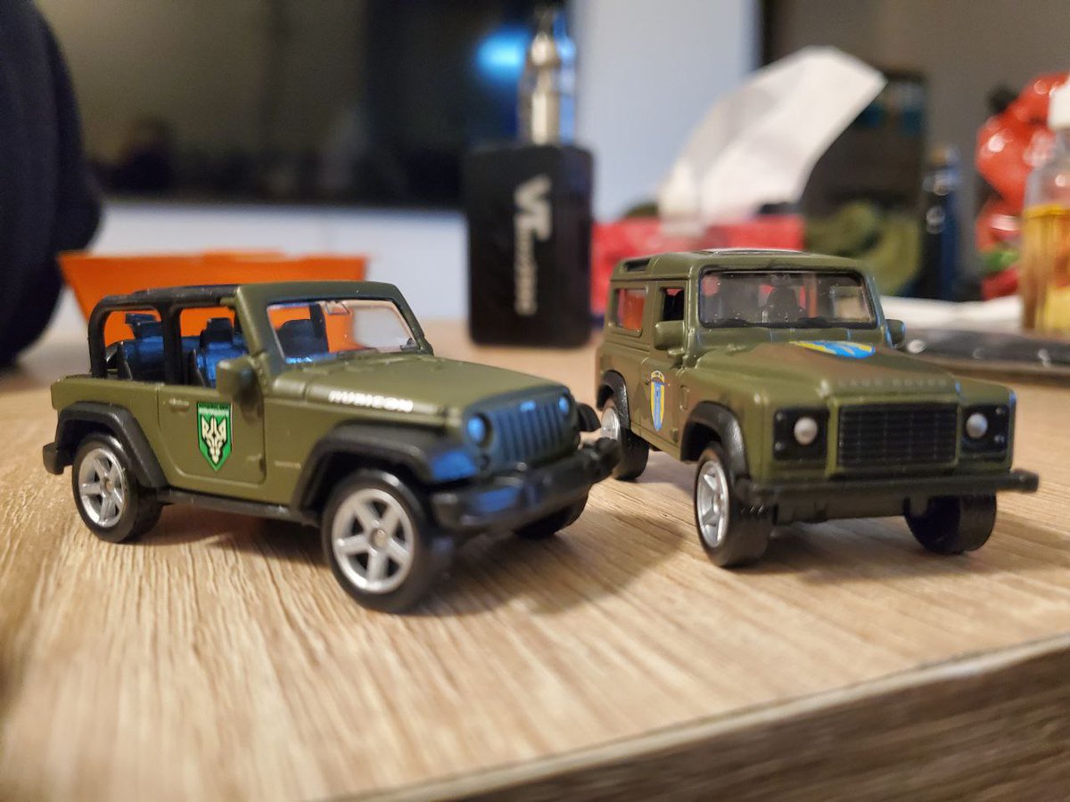AmarettoGlass's tweet photo. Land Rover Defender (1990) &amp; Jeep Wrangler Rubicon (2021) Convertible 

- "Айдар"
- "БОЗ НГУ ім. Кульчицького" 

#Welly #TECHNODRIVE #LANDROVER #JEEP #UkraineWar https://t.co/MmFkjpISlc