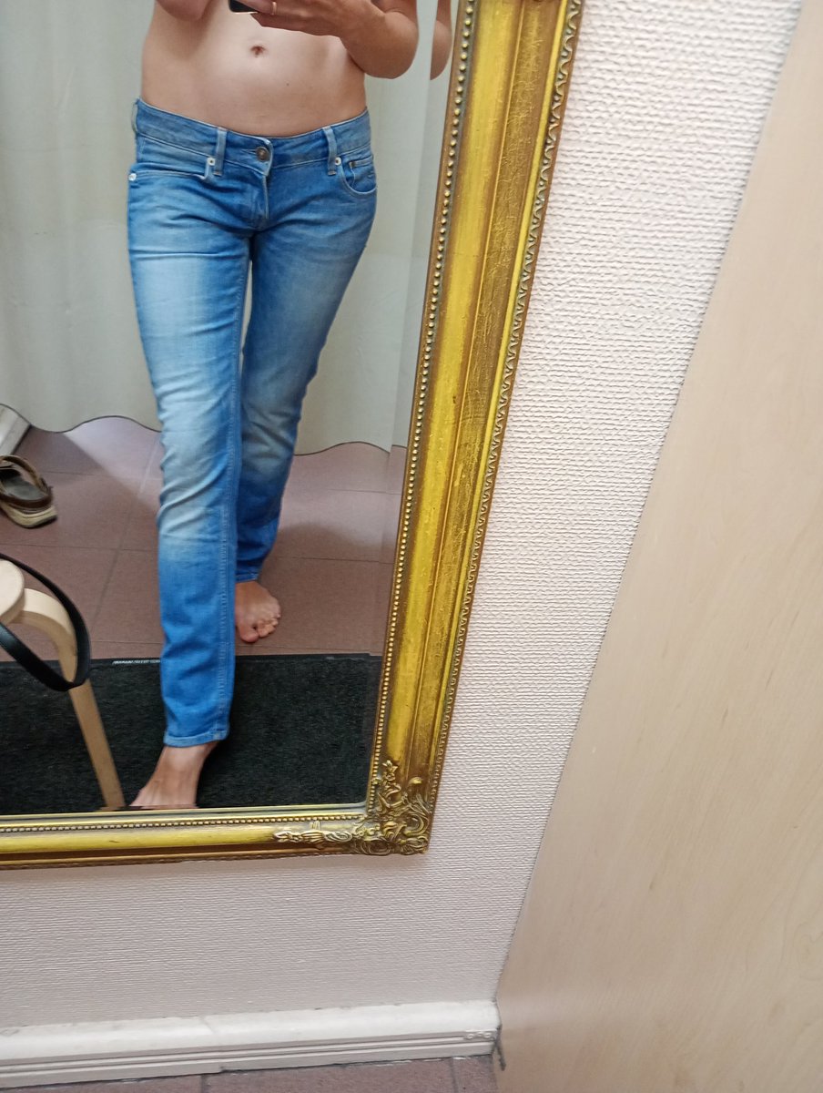 Lai nebūtu jādomā par WWIII, šodien domāju par biksēm. Kas tas par sviestu, ka tad, ja ir normāla jostasvieta, staras ir par īsu, bet tad, ja staras ir normāla garuma, jostasvieta beidzas sprīdi zem nabas? Bilde kā pierādījums, ka es nepārspīlēju par to sprīdi.