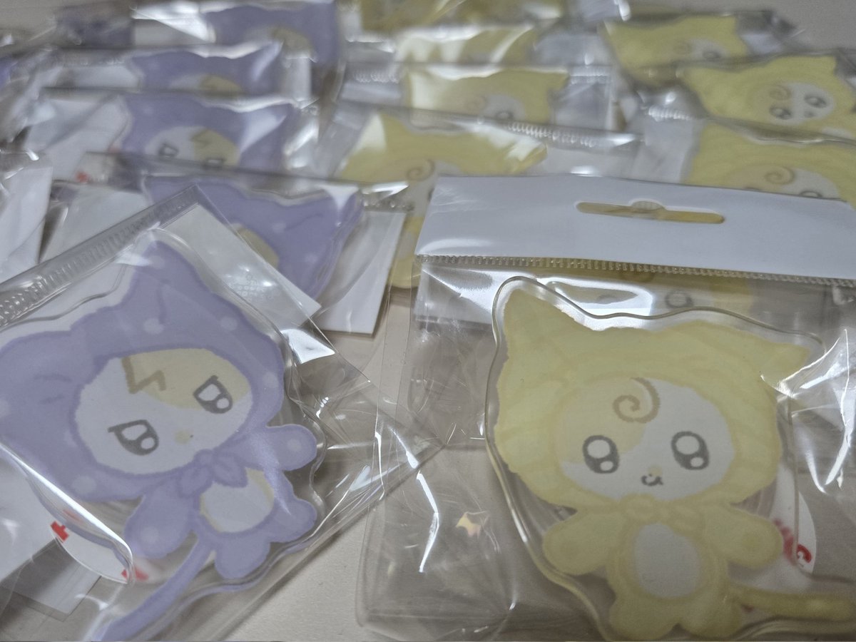 _iu__ui's tweet image. 이번에도 룸메랑 준비한 마그넷이랑 그립톡
예쁘고 귀엽고 다 해🤍🤍