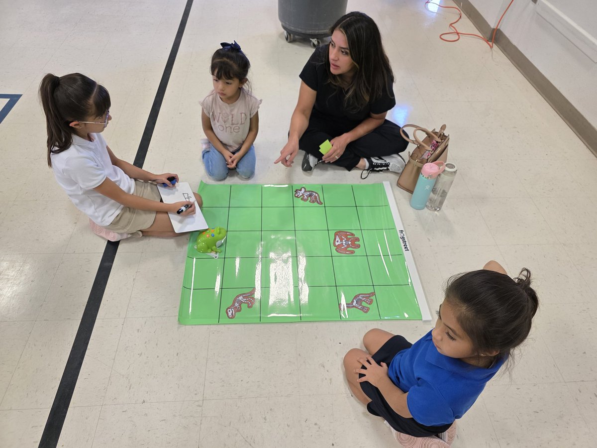 ADelgado_DSSE's tweet photo. Science family night @DSShook_ES was a success. Coding to find fossils was so much fun! @KBeltran_DSSE #TeamSISD @REstrada_DSSE https://t.co/FdXPAsPOnW
