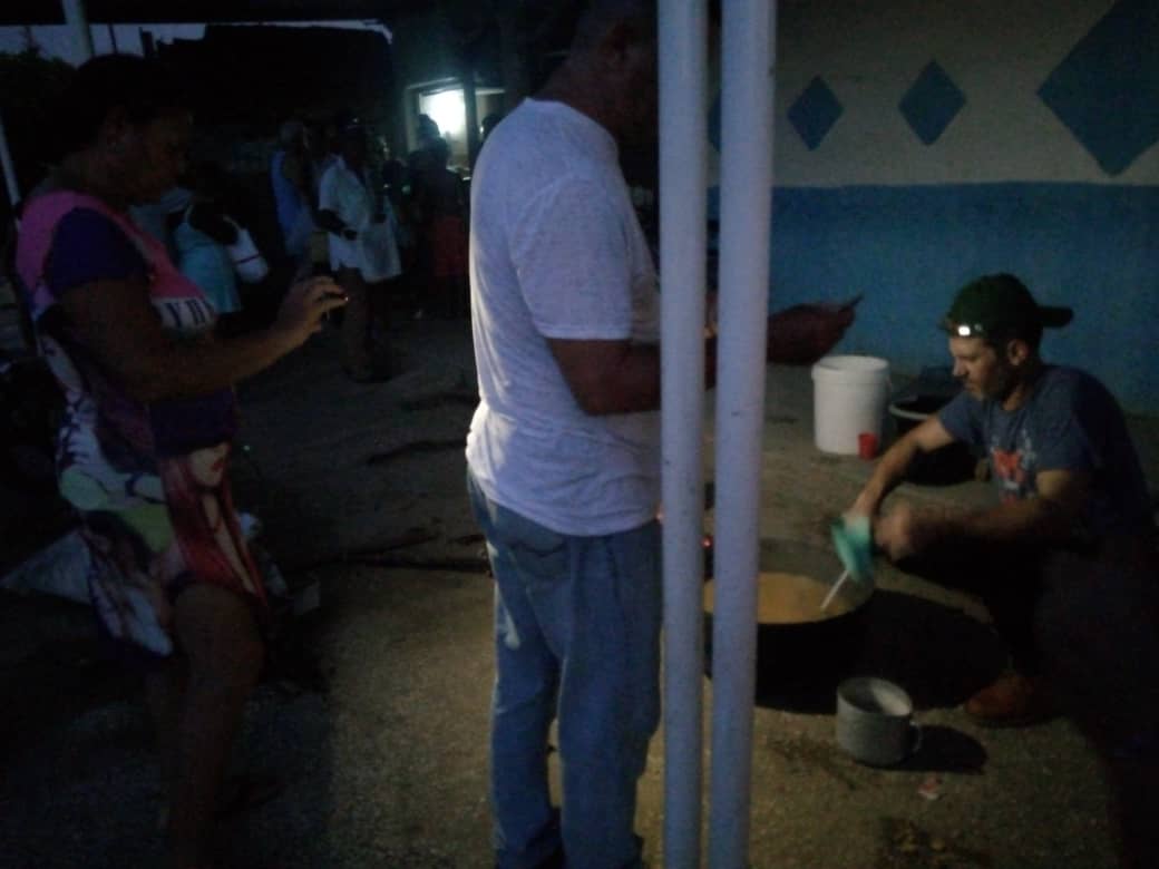 Ante situaciones excepcionales,  el Grupo Empresarial de Comercio brinda a la familia avileña  alternativas .
La venta de comida elaborada, caldosa y otros productos ponen a la disposición de la familia avileña algunas variantes ante la falta de electricidad. #UnidosXCuba
#Cuba
